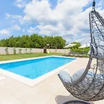 Spacious New Design Vitis Vitae, Private Pool ,1400m2 Garden , Istria Svetvinčenat