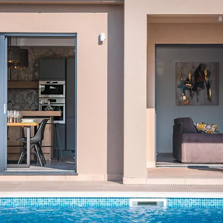 Spacious New Design Vitis Vitae, Private Pool ,1400m2 Garden , Istria 别墅 Svetvinčenat