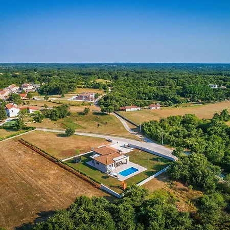 别墅 Spacious New Design Vitis Vitae, Private Pool ,1400m2 Garden , Istria