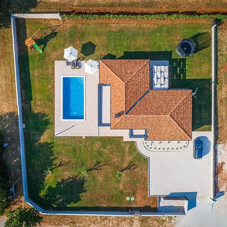 Spacious New Design Vitis Vitae, Private Pool ,1400m2 Garden , Istria * Svetvinčenat