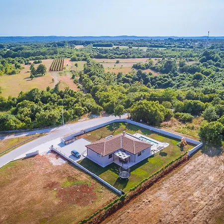 Spacious New Design Vitis Vitae, Private Pool ,1400m2 Garden , Istria 别墅