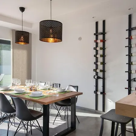 Spacious New Design Vitis Vitae, Private Pool ,1400m2 Garden , Istria