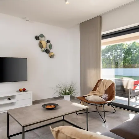 Spacious New Design Vitis Vitae, Private Pool ,1400m2 Garden , Istria 别墅 *