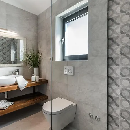 Spacious New Design Vitis Vitae, Private Pool ,1400m2 Garden , Istria 别墅 *