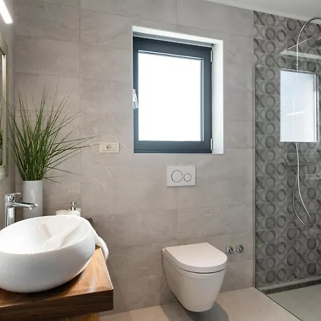 Spacious New Design Vitis Vitae, Private Pool ,1400m2 Garden , Istria Svetvinčenat