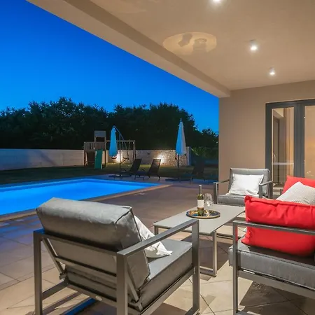 Spacious New Design Vitis Vitae, Private Pool ,1400m2 Garden , Istria *