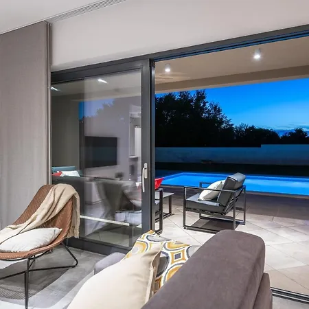 Spacious New Design Vitis Vitae, Private Pool ,1400m2 Garden , Istria 别墅