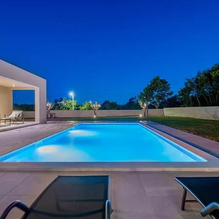 Spacious New Design Vitis Vitae, Private Pool ,1400m2 Garden , Istria 别墅 Svetvinčenat