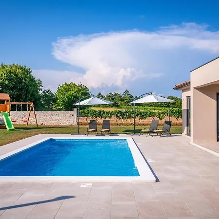 Spacious New Design Vitis Vitae, Private Pool ,1400m2 Garden , Istria * Svetvinčenat