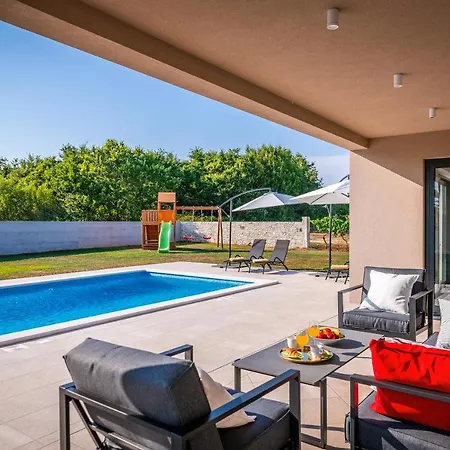 Spacious New Design Vitis Vitae, Private Pool ,1400m2 Garden , Istria * Svetvinčenat