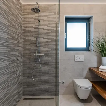 Spacious New Design Vitis Vitae, Private Pool ,1400m2 Garden , Istria *