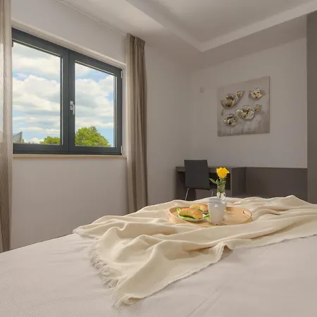 别墅 Spacious New Design Vitis Vitae, Private Pool ,1400m2 Garden , Istria Svetvinčenat