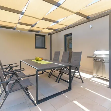别墅 Spacious New Design Vitis Vitae, Private Pool ,1400m2 Garden , Istria Svetvinčenat