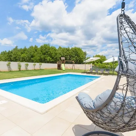 Spacious New Design Vitis Vitae, Private Pool ,1400m2 Garden , Istria Svetvinčenat