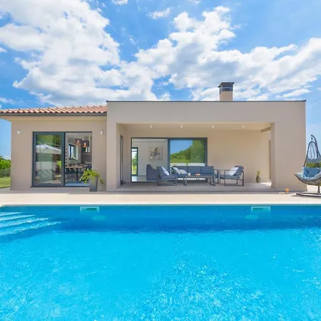 Spacious New Design Vitis Vitae, Private Pool ,1400m2 Garden , Istria 别墅 *