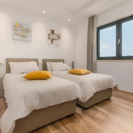Spacious New Design Vitis Vitae, Private Pool ,1400m2 Garden , Istria *