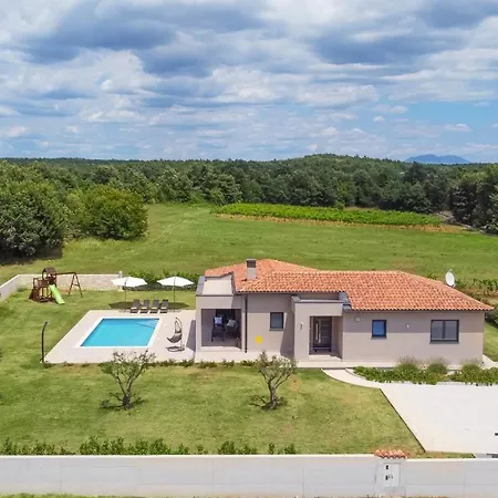 别墅 Spacious New Design Vitis Vitae, Private Pool ,1400m2 Garden , Istria *