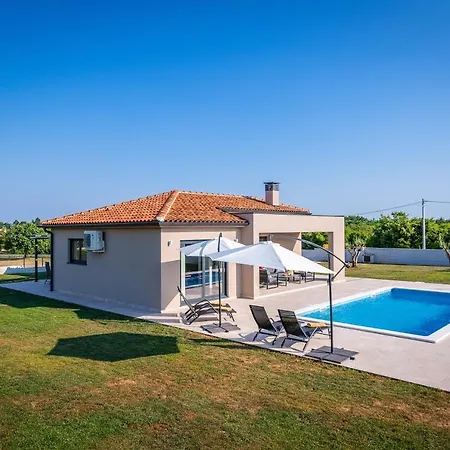 Spacious New Design Vitis Vitae, Private Pool ,1400m2 Garden , Istria *