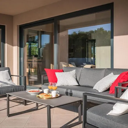 Villa Spacious New Design Vitis Vitae, Private Pool ,1400m2 Garden , Istria Svetvinčenat