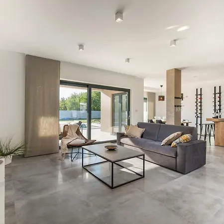 Spacious New Design Vitis Vitae, Private Pool ,1400m2 Garden , Istria Villa Svetvinčenat