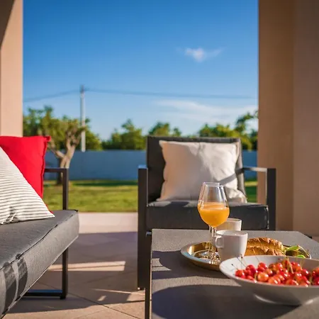 Spacious New Design Vitis Vitae, Private Pool ,1400m2 Garden , Istria Villa *