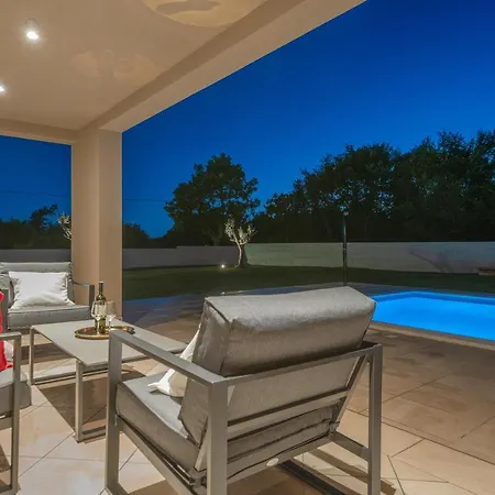 Spacious New Design Vitis Vitae, Private Pool ,1400m2 Garden , Istria Villa Svetvinčenat