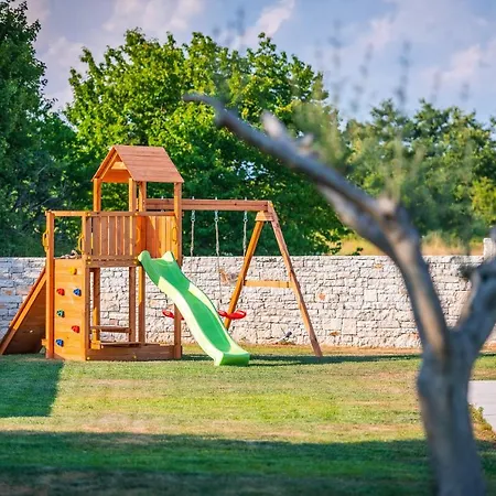 Spacious New Design Vitis Vitae, Private Pool ,1400m2 Garden , Istria Villa Svetvinčenat