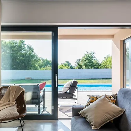 Villa Spacious New Design Vitis Vitae, Private Pool ,1400m2 Garden , Istria Svetvinčenat