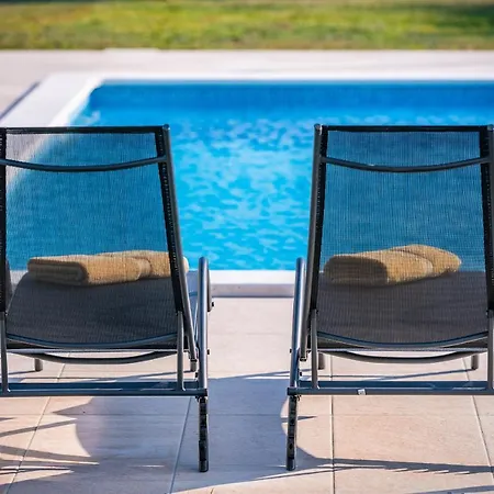 Spacious New Design Vitis Vitae, Private Pool ,1400m2 Garden , Istria *