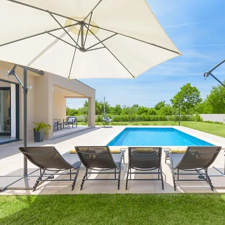 Spacious New Design Vitis Vitae, Private Pool ,1400m2 Garden , Istria
