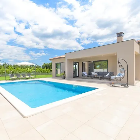 Spacious New Design Vitis Vitae, Private Pool ,1400m2 Garden , Istria Svetvinčenat