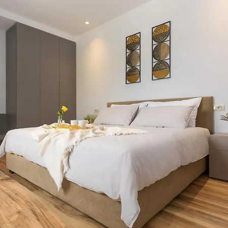 Spacious New Design Vitis Vitae, Private Pool ,1400m2 Garden , Istria