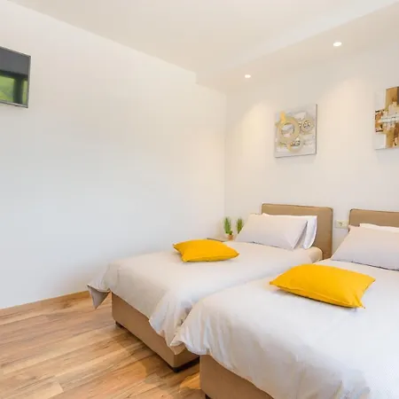 Spacious New Design Vitis Vitae, Private Pool ,1400m2 Garden , Istria Villa *