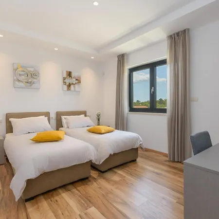 Spacious New Design Vitis Vitae, Private Pool ,1400m2 Garden , Istria Svetvinčenat